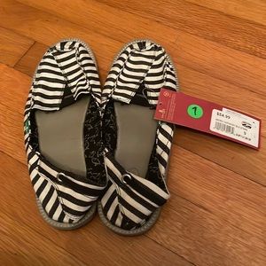 Sanuk size 9 shoes